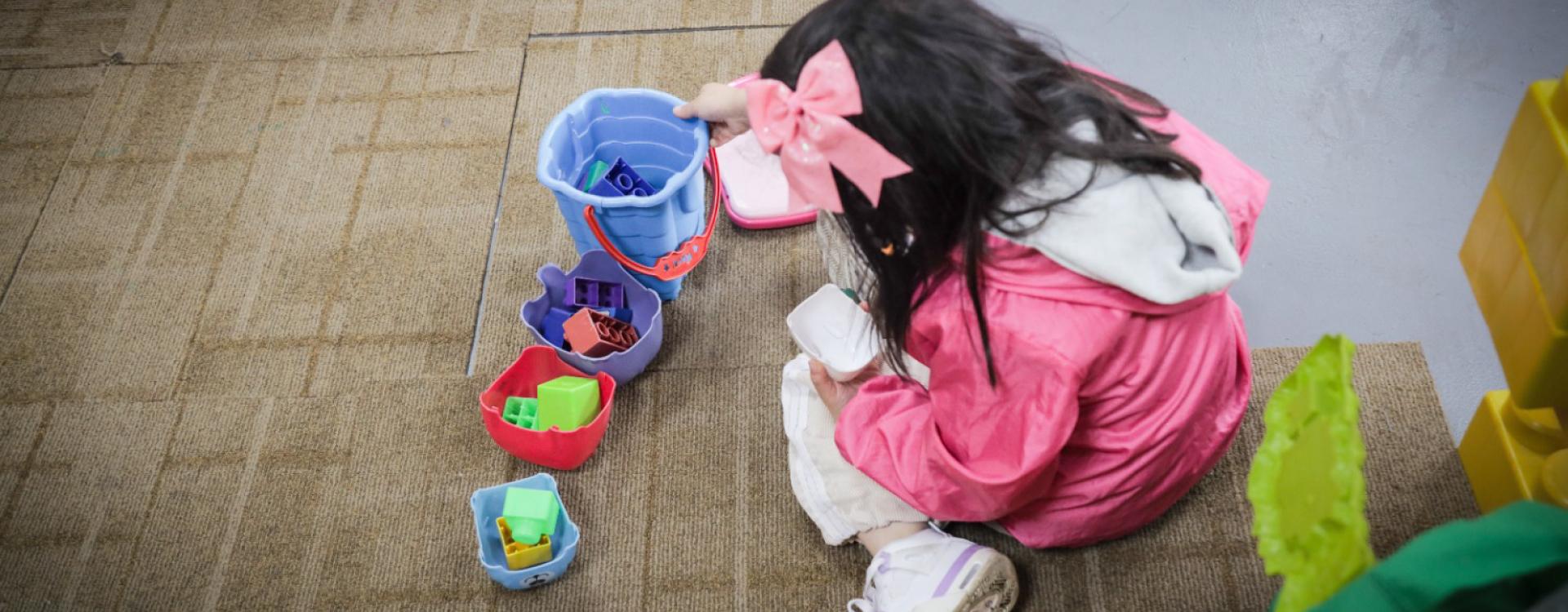 Niña jugando