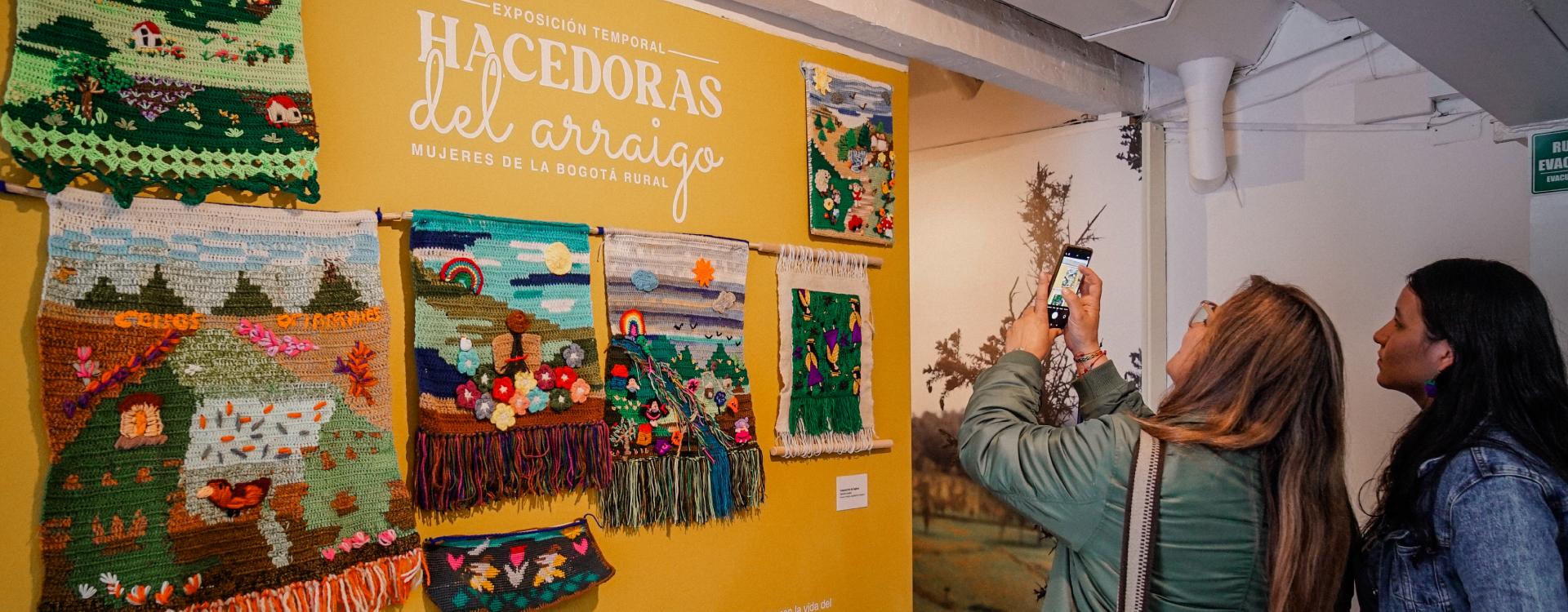 Mujeres en muestra artistica