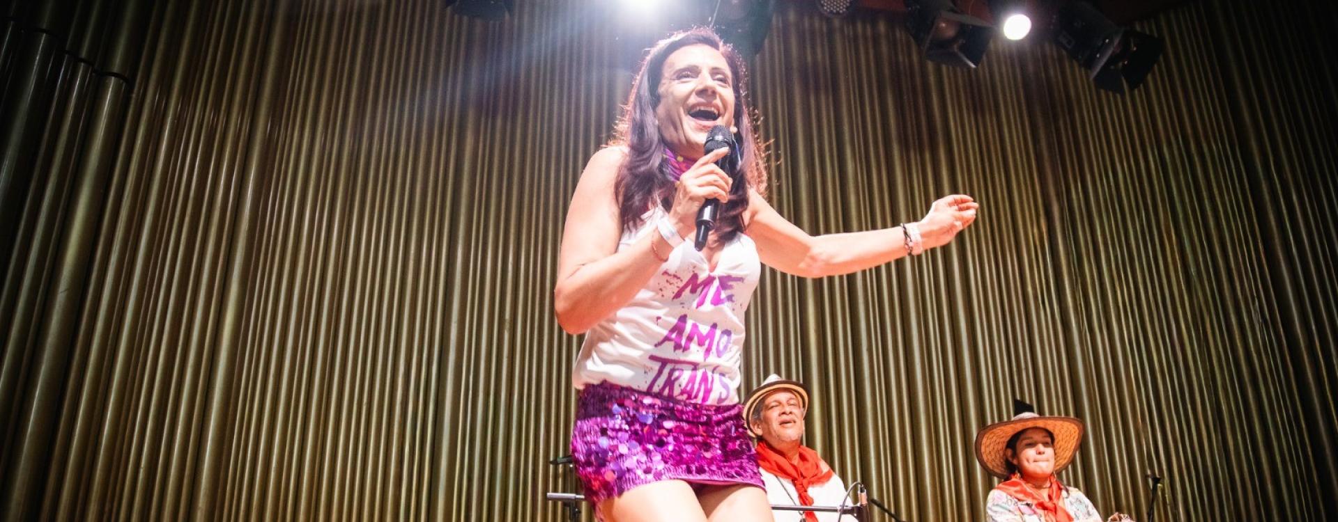 Mujer cantando