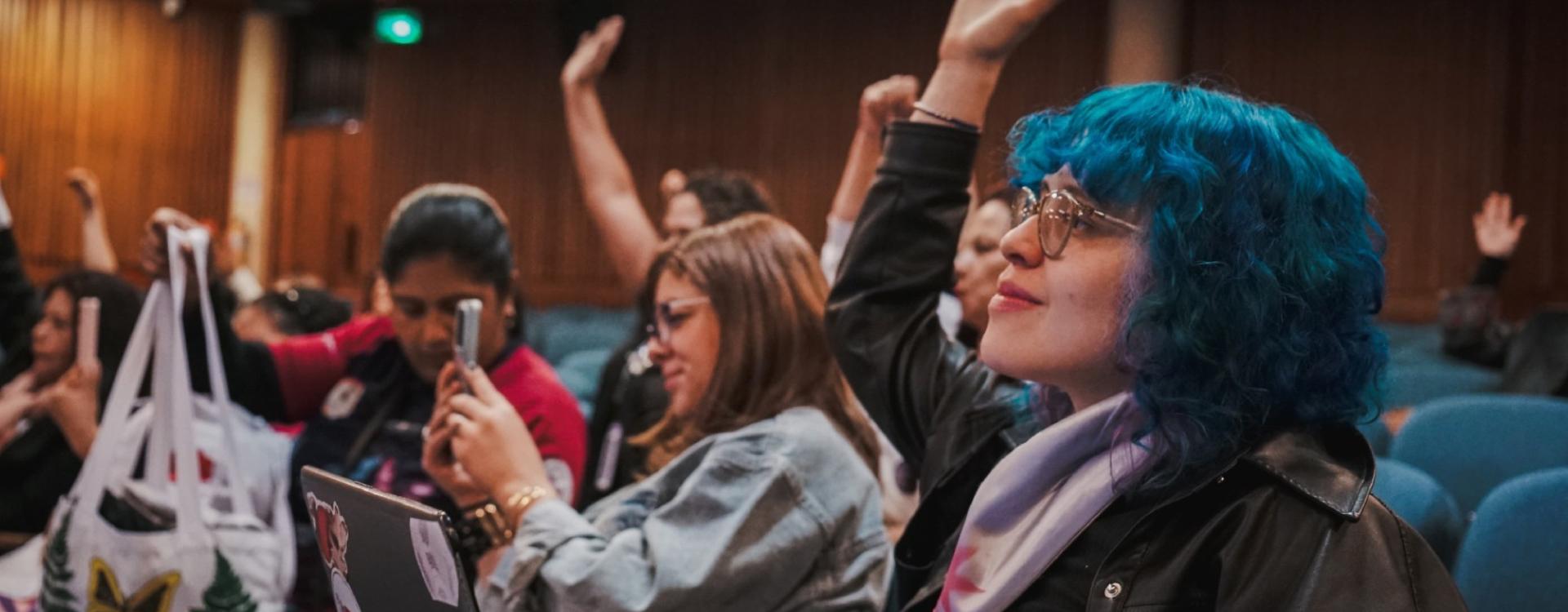 Mujeres en auditorio
