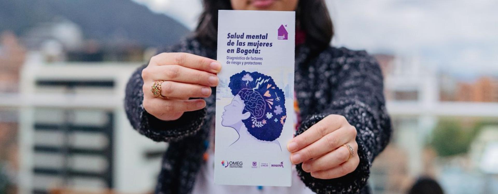 Mujer sosteniendo un catálogo de derechos de las mujeres