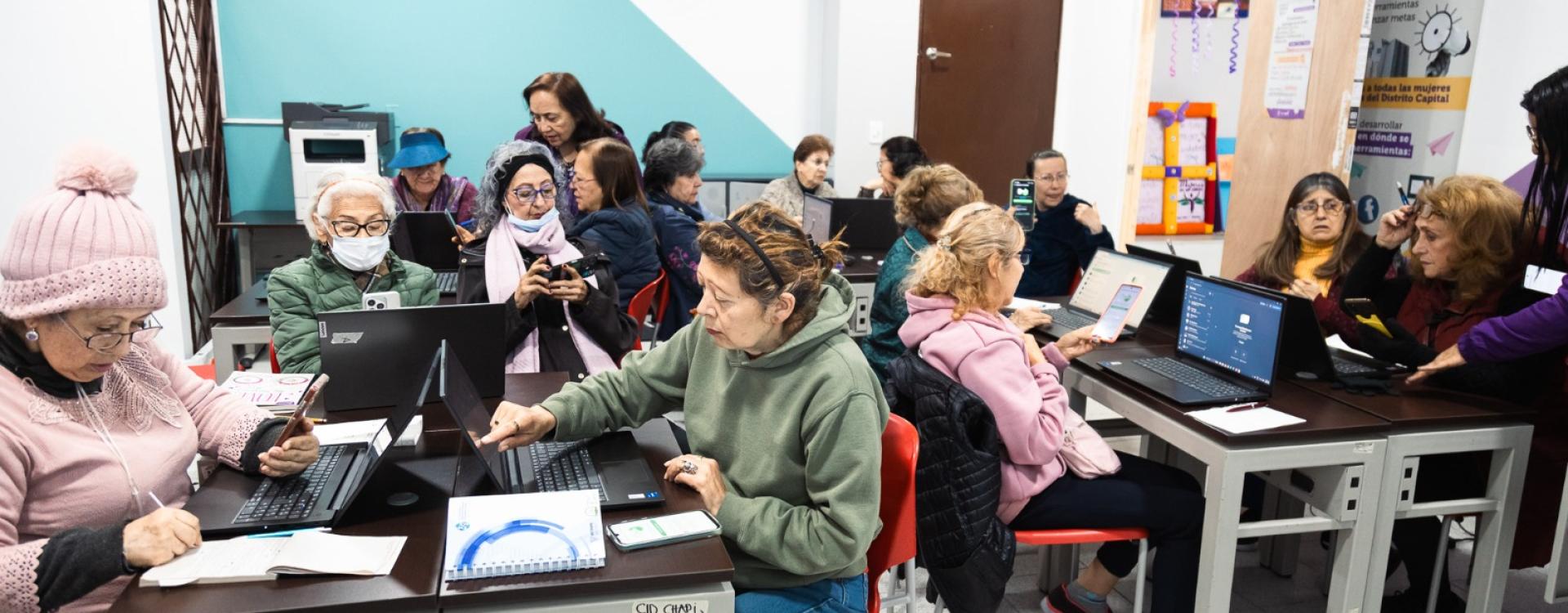 Mujeres en clase de Centro de Inclusión Digital en la localidad de Chapinero. 