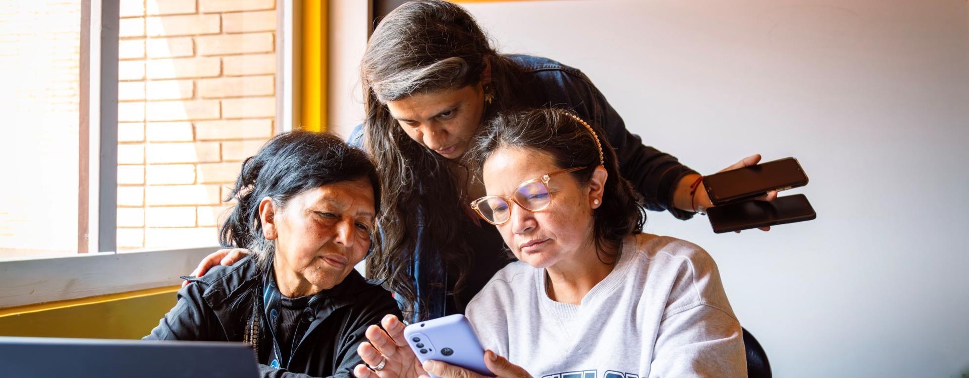 Mujeres se capacitan en herramientas financieras. 