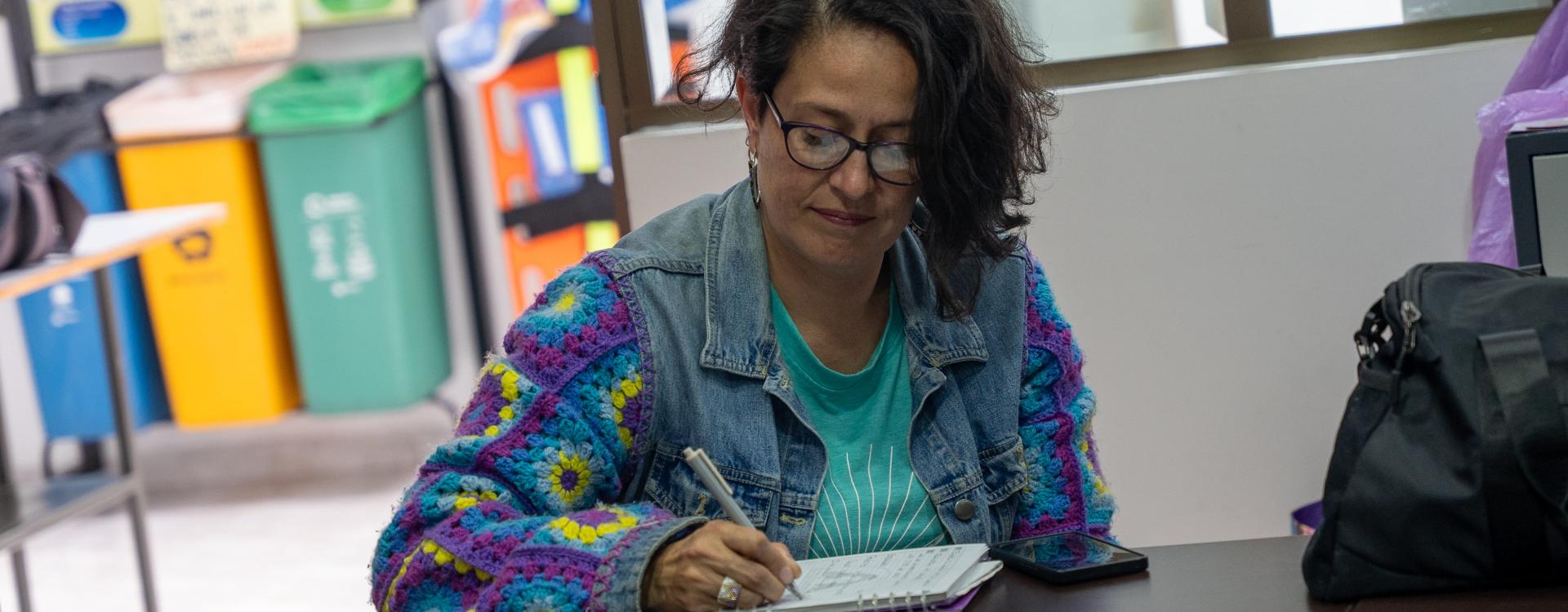Mujer tomando nota