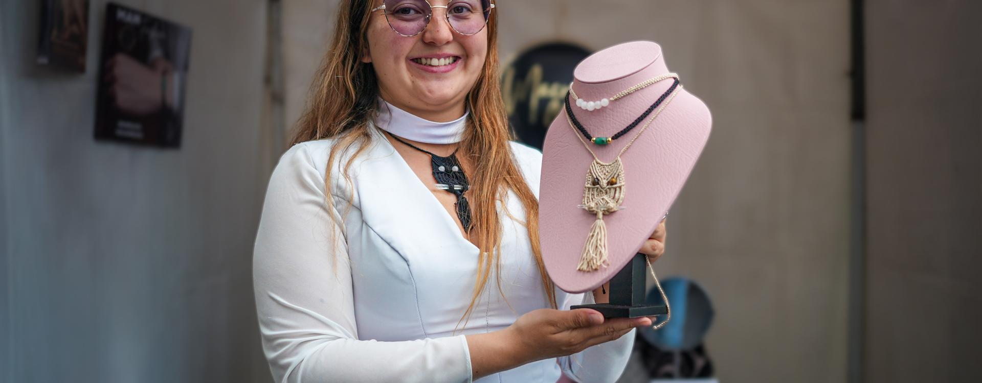 Emprendedora mostrando un collar hecho a mano