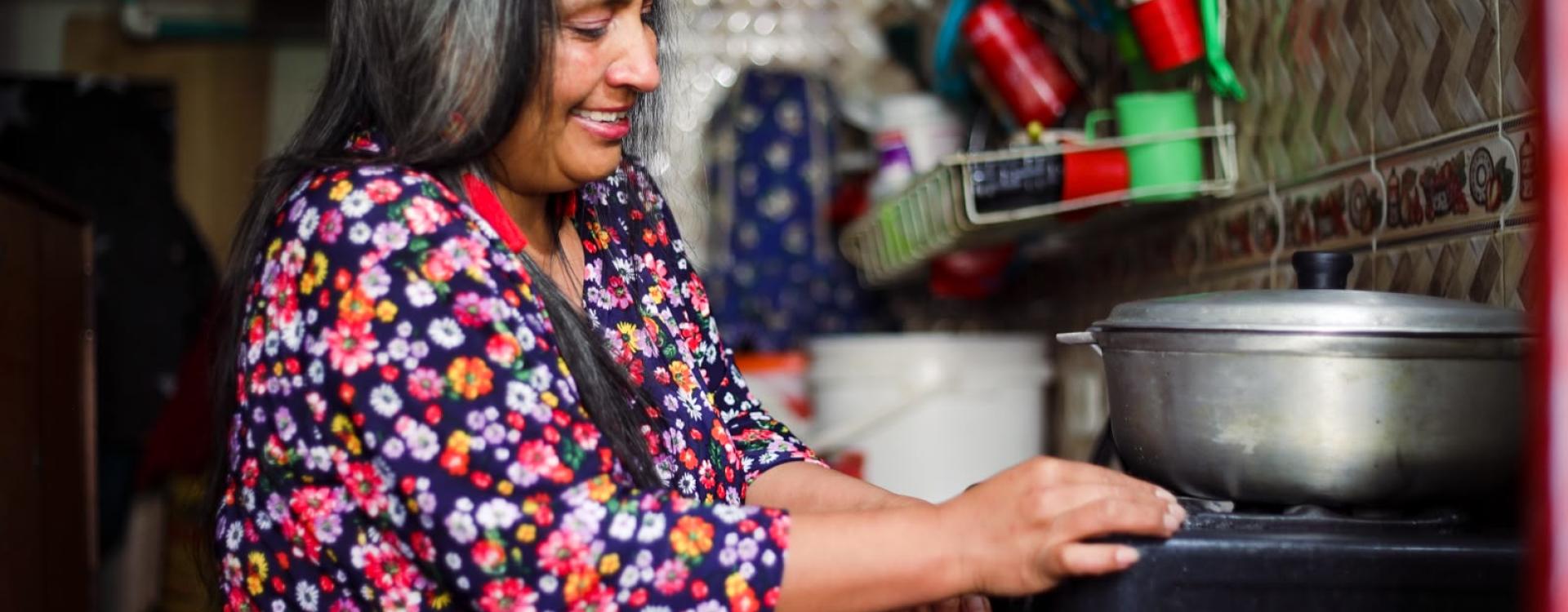 Mujer en la cocina 
