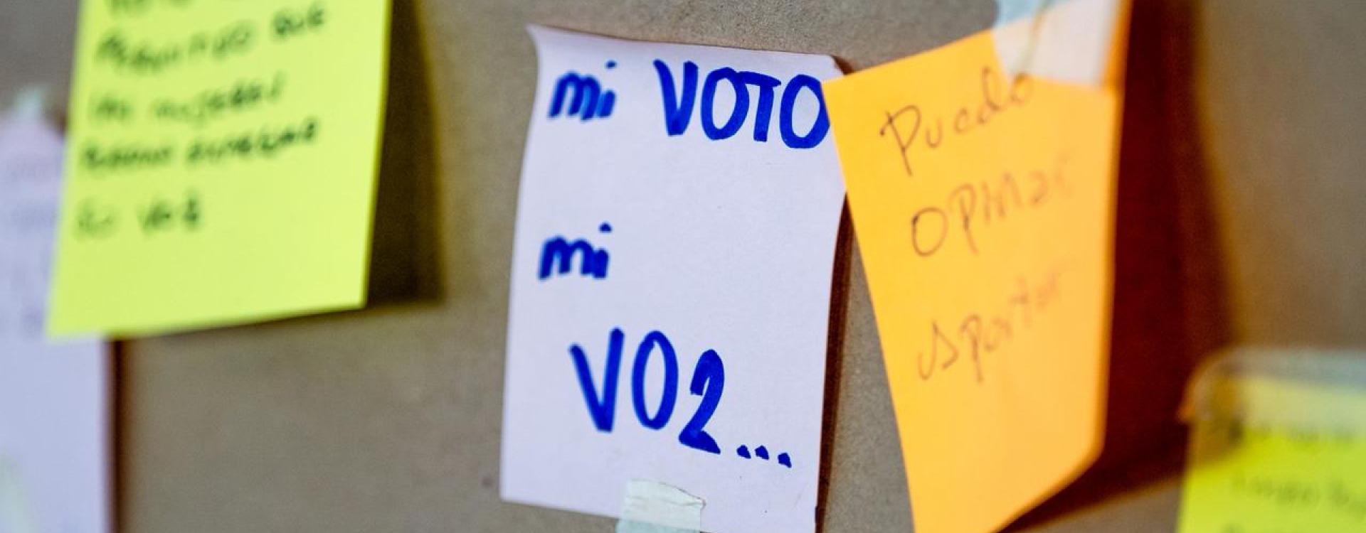 Imagen de papeles con notas sobre un tablero de madera