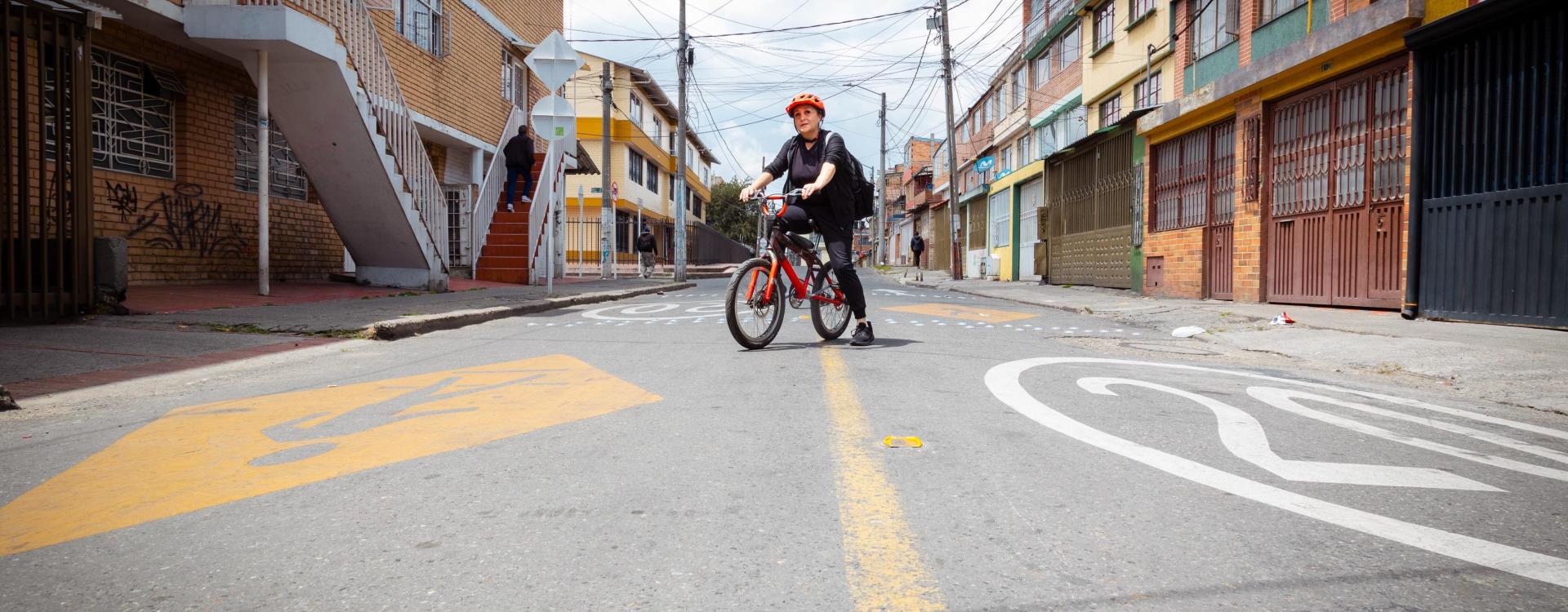 Mujer en bicicleta 