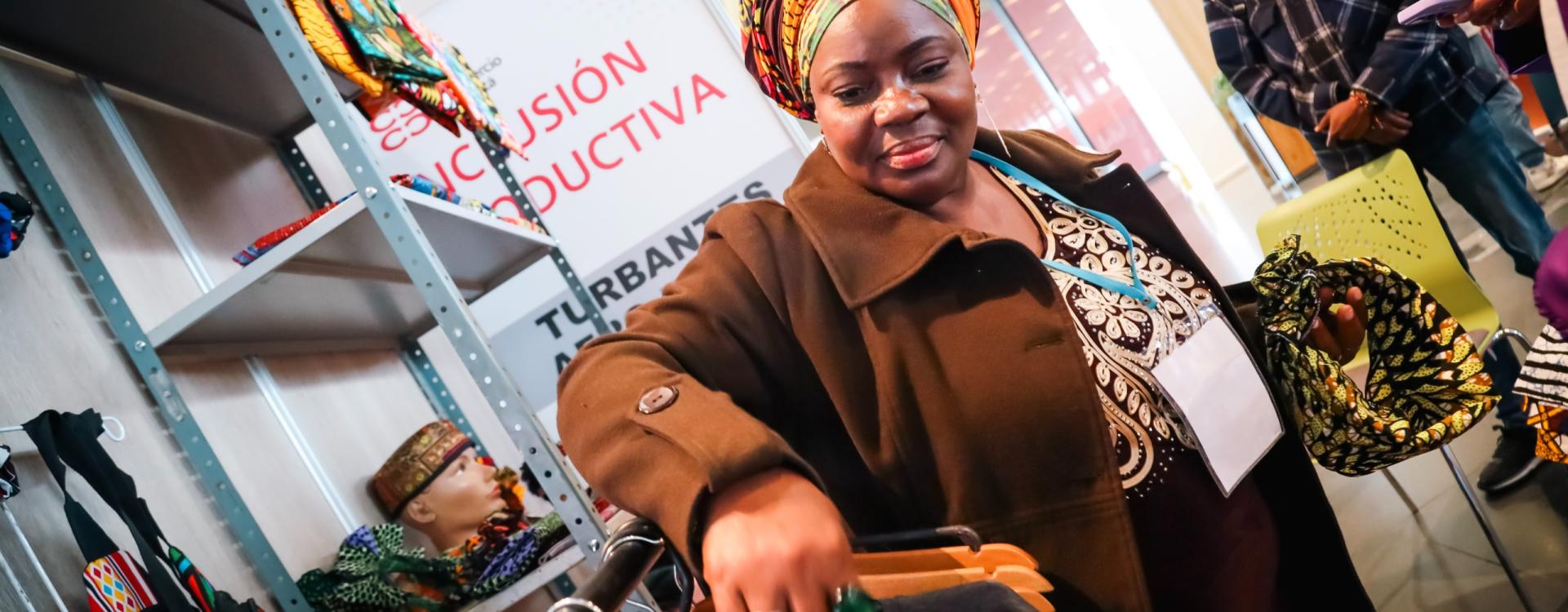 Mujer emprendedora en la feria de We trade.