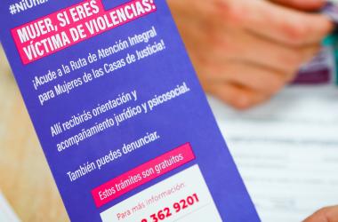 Volante con información para atención de violencias en Bogotá