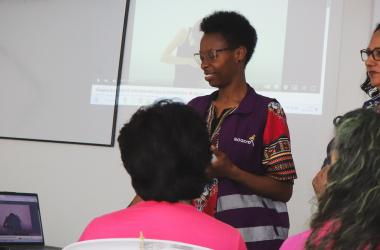 Funcionaria de la SDMujer en capacitación