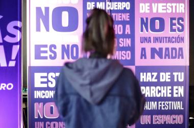Mujer mirando mensajes en pared