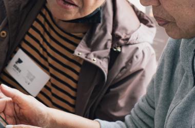 Mujeres aprendiendo en su celular