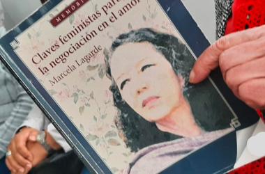 Libro en manos de una mujer