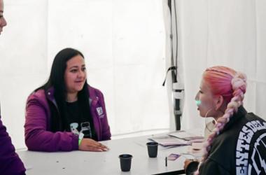 Mujeres en atención en festival musical