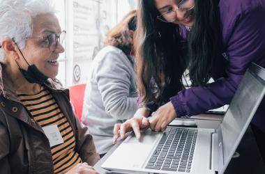 Profesional de CID enseñando