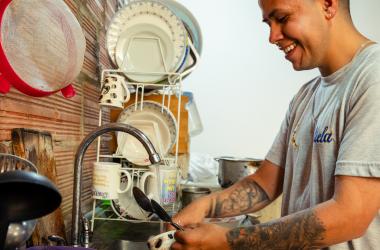 Hombre adulto lavando los platos