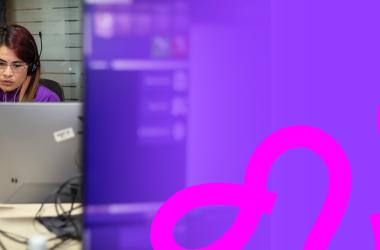 Profesional de atención de línea púrpura