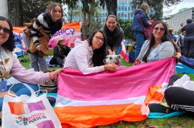 Mujeres compartiendo en parque