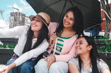 Mujeres jovenes se toman foto