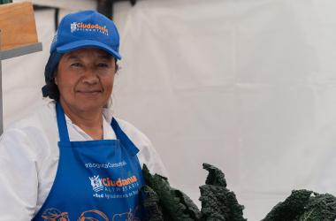 Mujer campesina con sus productos