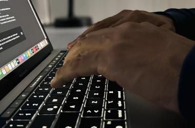 Manos de mujer en pc