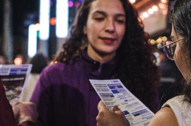 Mujer en la calle dando a conocer RUA