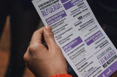 Volante de RUA en manos de mujer