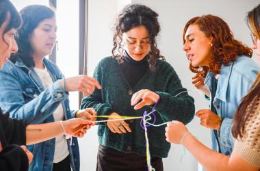 Mujeres realizando actividad grupal