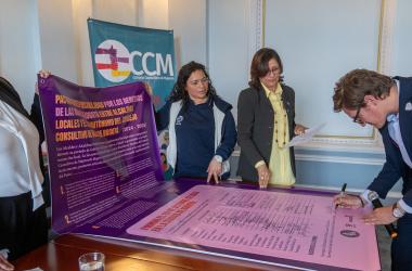 Firma de pacto con alcaldes locales