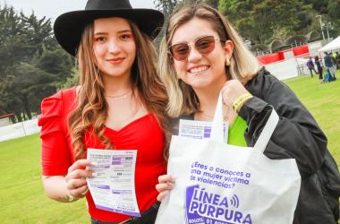 Mujeres recibiendo información de servicios de SDMujer