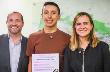 Secretaria de la mujer Laura Marcela Tami con Ciclista Egan Bernal