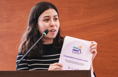 Mujer hablando en foro