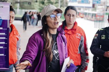 Funcionaria de SDMujer reparte información