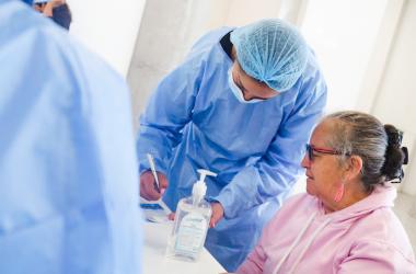 Profesional con mujer en hospital
