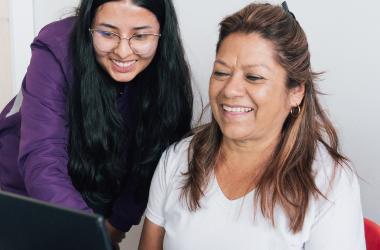 Mujer en centro de inclusión digital en jornada de formación