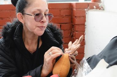 Mujer con manualidades