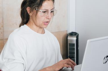 Mujer en pc aprendiendo