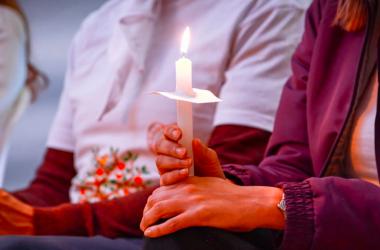 Manos de mujer con vela