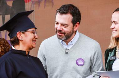 Alcalde galán con Secretaria de la Mujer Laura Tami en entrega de diplomas a egresadas