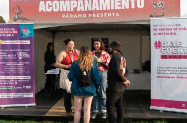 Punto de información de SDMujer en Festival "Todas a todo Volumen"