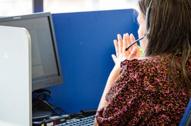 Profesional de atención de espaldas