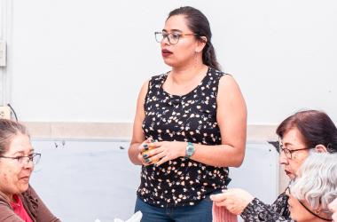 Profesionales de la SDMujer con mujeres