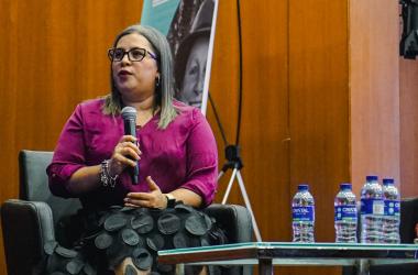 Funcionaria de la SDMujer con mujer bogotanao