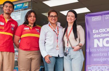 Funcionaria SDMujer en operación con Oxxo