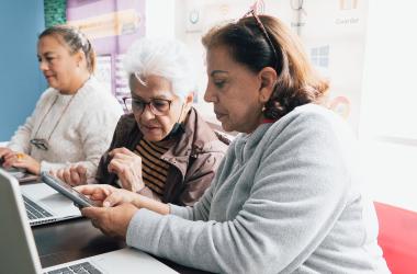 Mujeres aprendiendo en curso virtualndo
