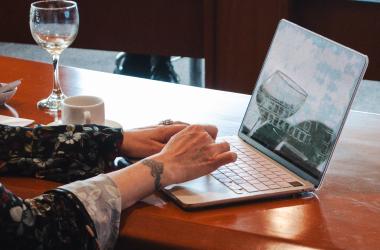 Mujer en pc aprendiendo