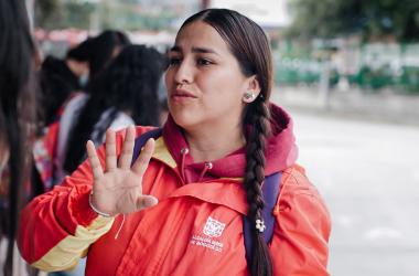 Funcionaria SDMujer en operación de TransMilenio