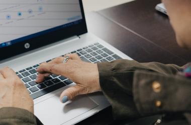 manos de mujer en PC