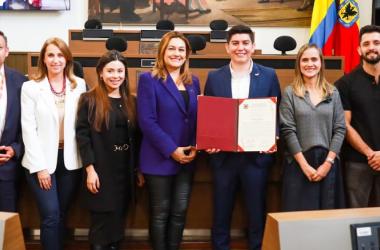 Funcionaria de SDMujer reciben premio de Concejo de Bogotá